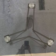 Bàn tròn Verxe chân thép