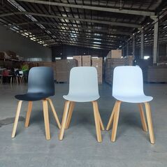 Ghế tựa Torch lưng nhựa chân gỗ