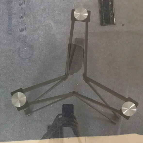 Bàn tròn Verxe chân thép